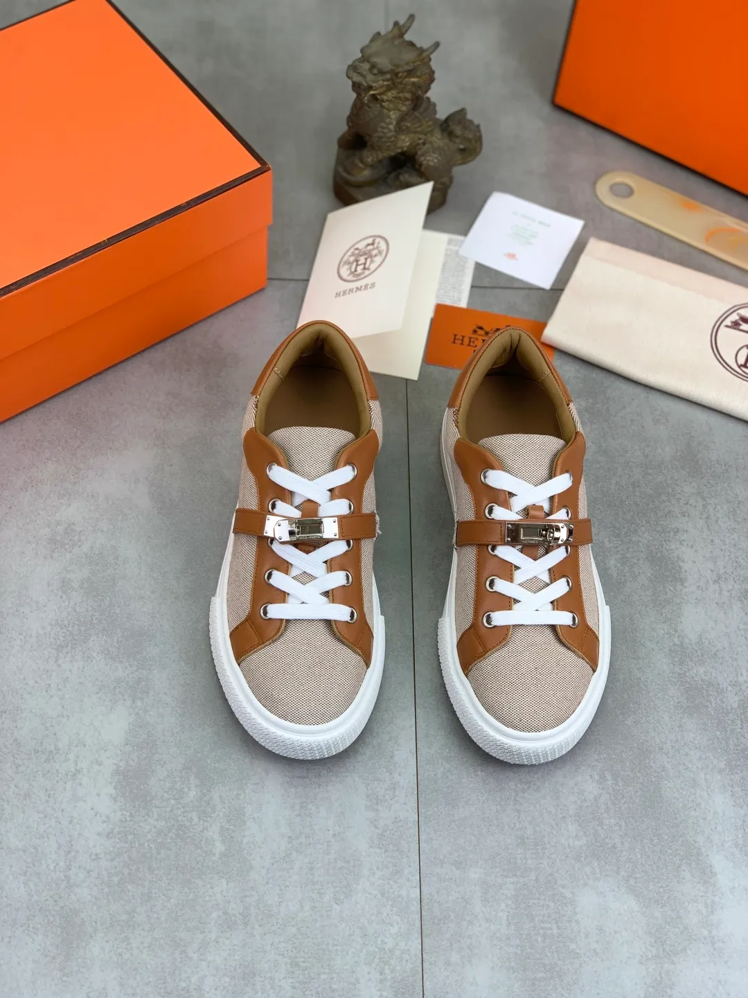 Men's men's shoes 💰P640 New Hermes top version Hermès classic couple style #𝐊𝐞𝐥𝐥𝐲 buckle casual white shoes skateboard shoes that will not conflict with shoes at all. Full of unknowns, Hermès rarely produces flat casual shoes and they are paired with classic palladium-plated Kelly shoe buckles! You'll fall in love with it at first sight. It's super versatile and can be worn with any skirt or pants. 🉑️Close your eyes and wear it. It's super noble. Fabric: Specific cowhide/canvas material. Lining: Sheepskin lining. Outsole: Original molded TPU outsole. Size: 35-45.
